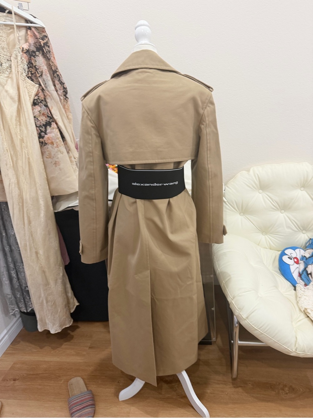 Alexander Wang Beige Trench Coat with Black Contrast Panels - Picture 3 of 11